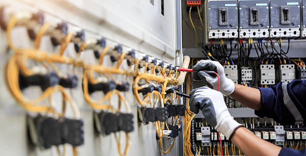 Professional Electrician technician working in Hope, AR